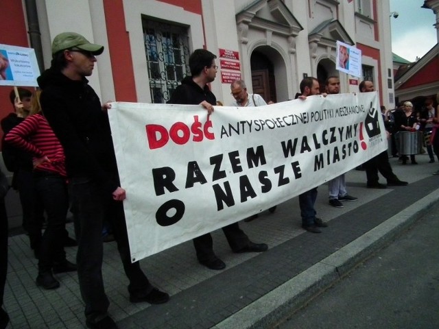 Protest na pl. Kolegiackim zorganizowany przez Wielkopolskie Stowarzyszenie Lokatorów i Federacja Anarchistyczna.