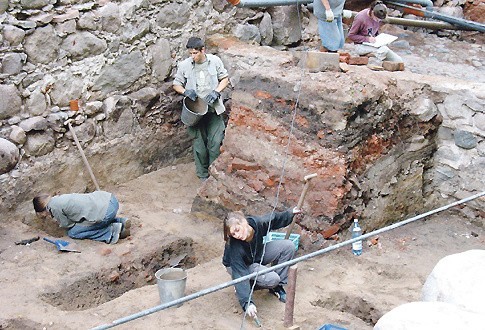 Archeolodzy do końca miesiąca zasypią ponownie odkryte do pracy fragmenty murów