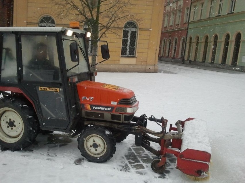 Zima we Wrocławiu: ciężkie pługi w Rynku. Wciąż będzie padać, czeka nas gołoledź (ZDJĘCIA)