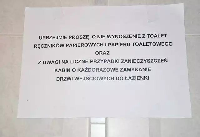 Taką kartkę przeczytają klienci wrocławskiego sądu w WC