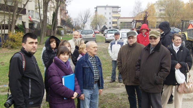 Mieszkańcy przeparkowali swoje auta na drogę, by robotnicy nie mogli jej rozebrać