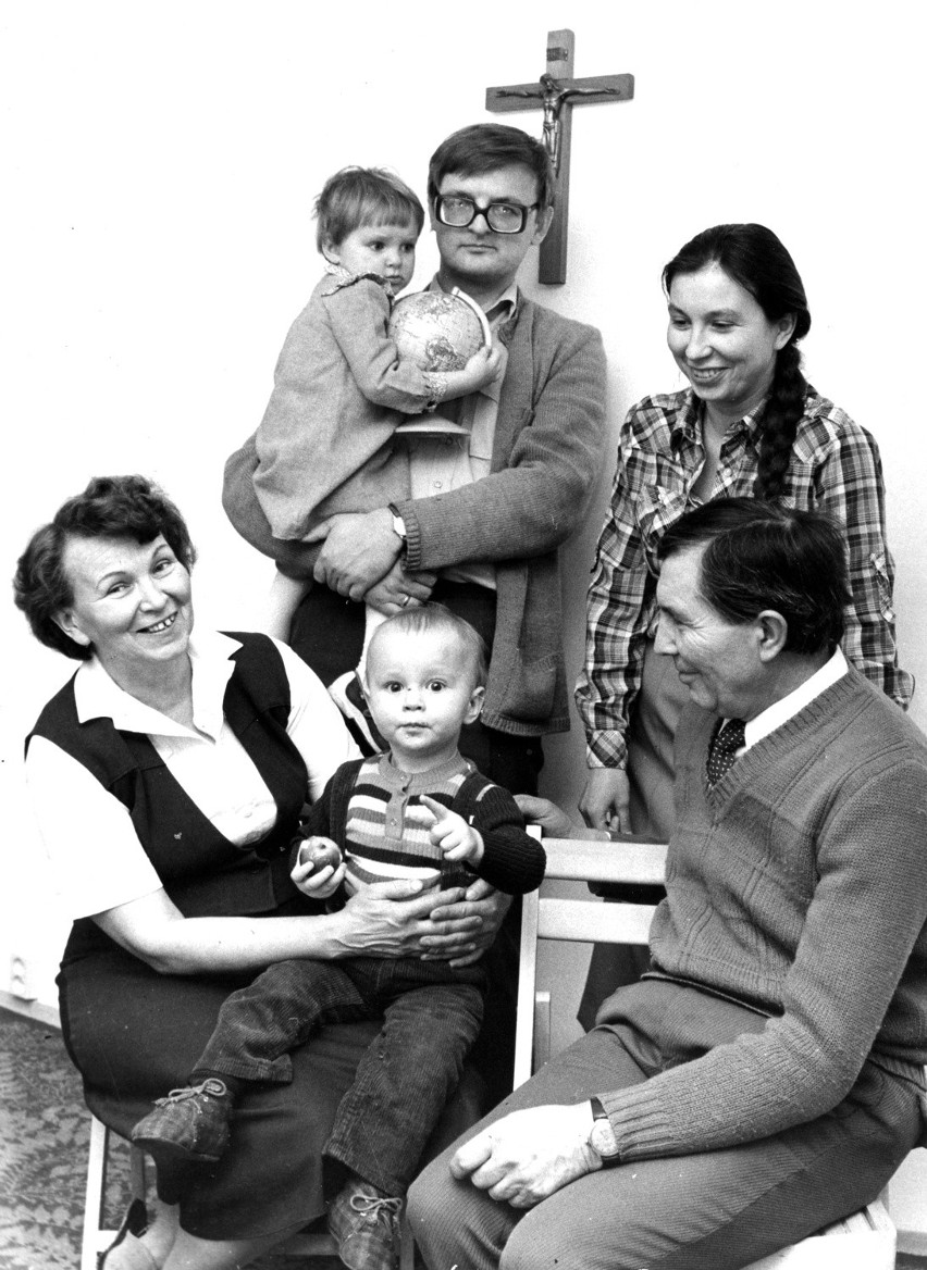 Elżbieta z mężem Marianem, rodzicami i dziećmi: Anią i...