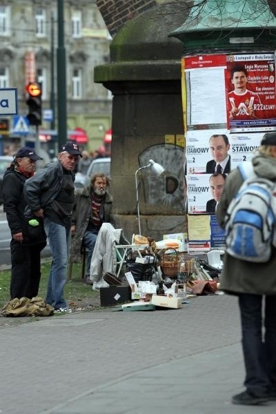 Policjanci na krakowskich placach targowych zarekwirowali pirackie płyty wartości 200 tys.