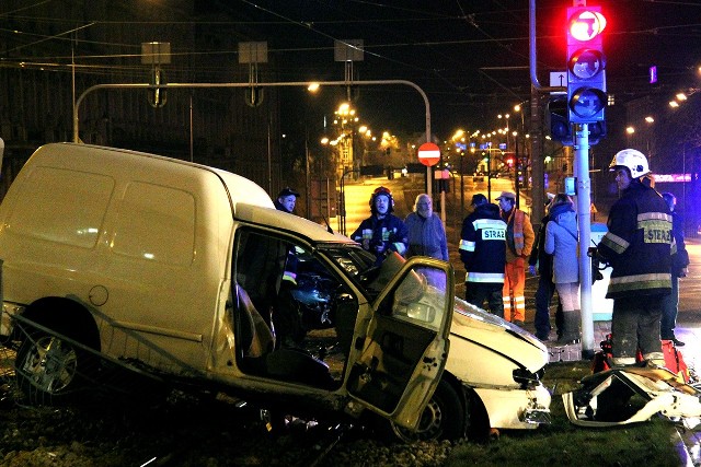 W wypadku na skrzyżowaniu Zachodniej i Ogrodowej ciężko ranni zostali mężczyzna i kobieta, którzy jechali volkswagenem caddy