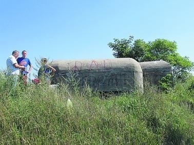 To jeden z otworów strzelniczych w bunkrze ? pokazuje Józef...