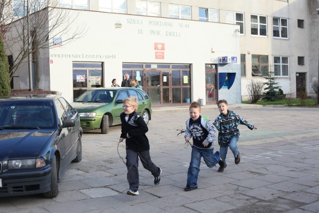 Ojciec ucznia został potrącony na drodze do szkoły