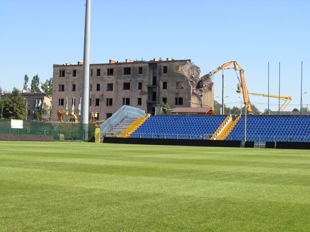 Wyburzanie bloku w Bielsku-Białej. W tym miejscu powstanie nowy stadion Podbeskidzia