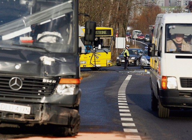 Bus z 30 pasażerami wjechał w bok autobusu miejskiego 