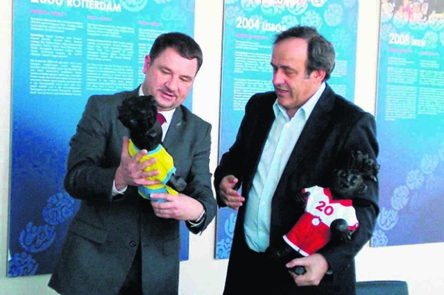 Michel Platini dostał od szefa Solidarności wykonane z węgla figurki Slavka i Slavki