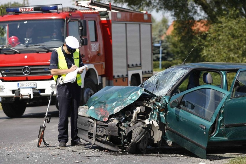 Wrocław: Wypadek na Szewczenki. Auto wpadło na przystanek. Są ranni (ZDJĘCIA)