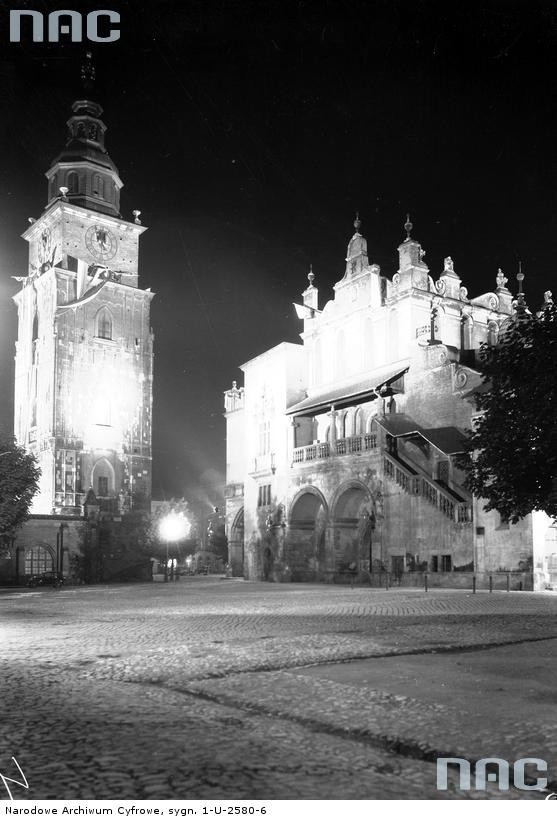 Rynek Główny. Iluminowane Sukiennice i Wieża Ratuszowa....