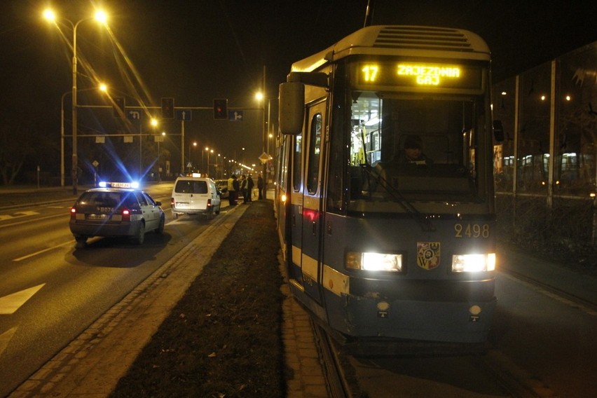 Wrocław: Samochód wjechał pod tramwaj na al. Karkonoskiej (ZDJĘCIA)