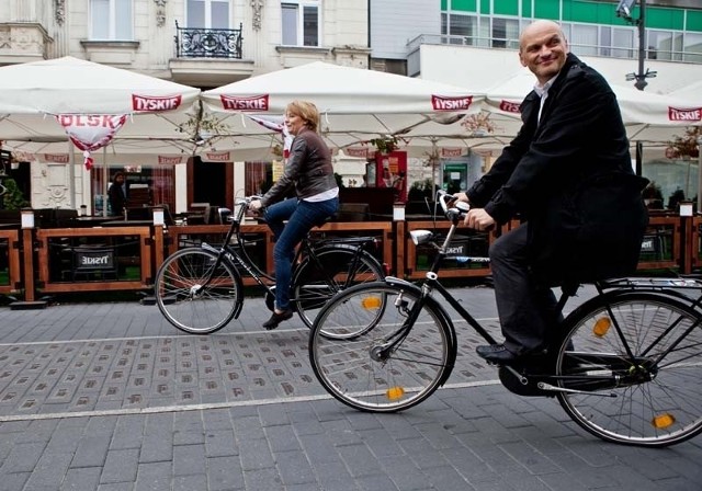 Hanna Zdanowska, prezydent Łodzi, i Radosław Stępień, wiceprezydent, na rowerach. Od marca w Łodzi obowiązuje regulamin korzystania z rowerów przez urzędników.