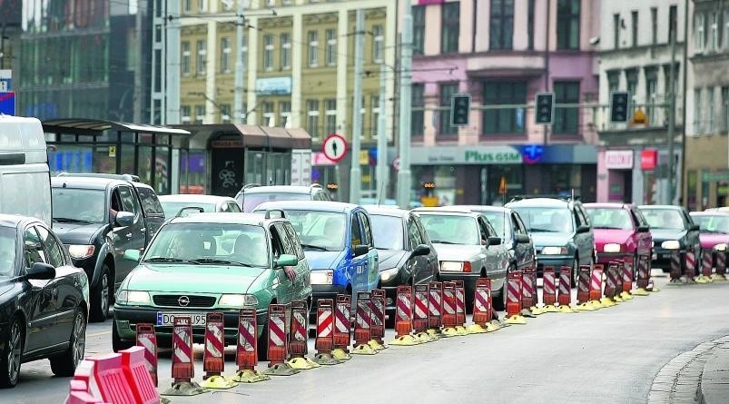 Sznur samochodów nie miał końca. Auta zapchały też wszystkie...