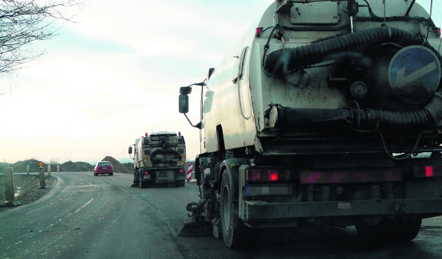 Budowa autostrady idzie pełną parą. Tarnowianie skarżą się na błoto, które pojawia się na jezdni w pobliżu inwestycji