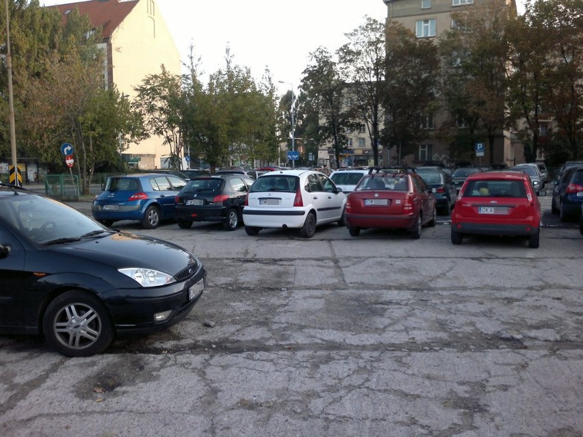 Wrocław: Oto kto na parkingu zajmuje miejsca dla interesantów urzędu