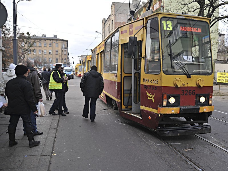 Wypadek na Zielonej. Tramwaj zderzył się z vw golfem [ZDJĘCIA]