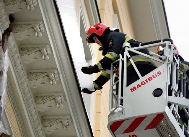 Strażacy usuwali we wtorek  sople z Opery Wrocławskiej