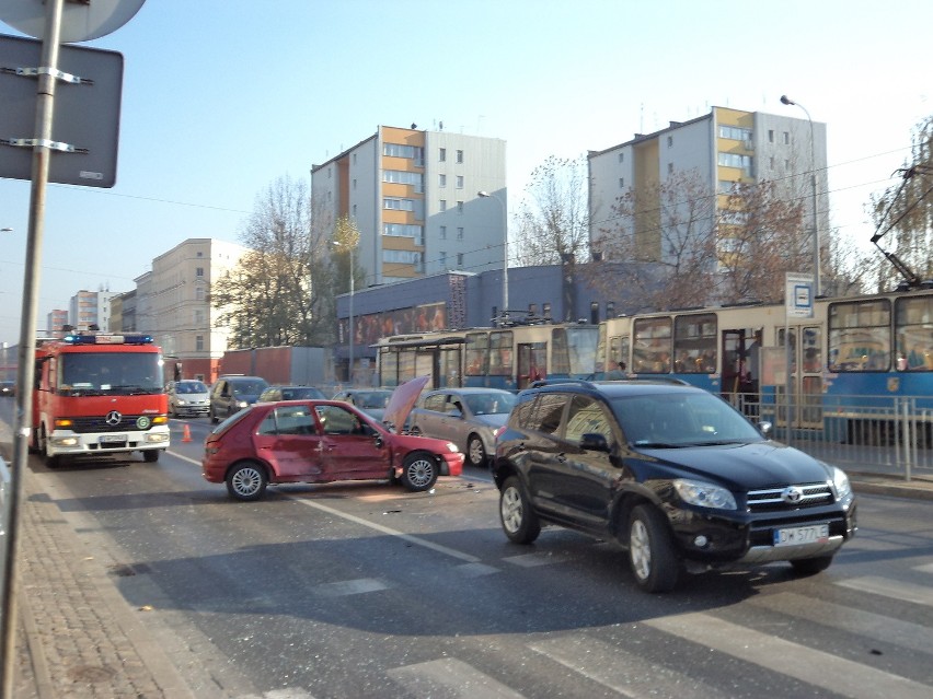 Wrocław: Zderzenie trzech aut na ul. Grabiszyńskiej (ZDJĘCIA)
