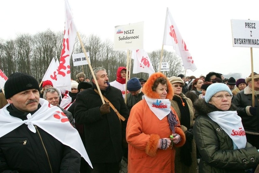 Wrocław: 100 osób manifestowało przed LG Chem (ZDJĘCIA i FILM)