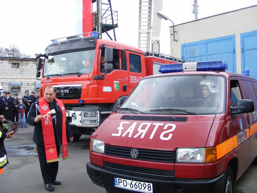 Przekazywane strażakom samochody zostały poświęcone