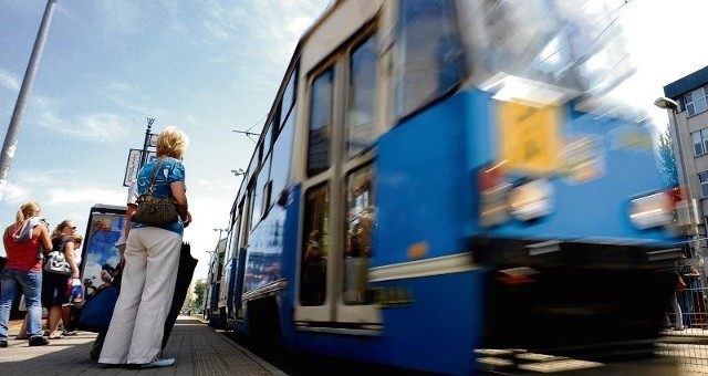 Wrocławskie tramwaje i autobusy są ładne z zewnątrz, ale wewnątrz - zniszczone przez grafficiarzy