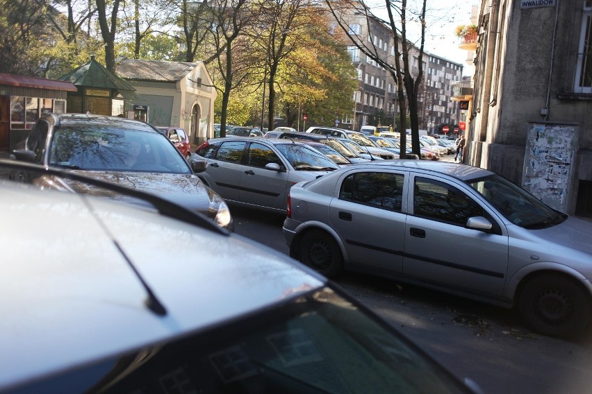 Kraków: samochody blokują chodniki [INTERWENCJA]