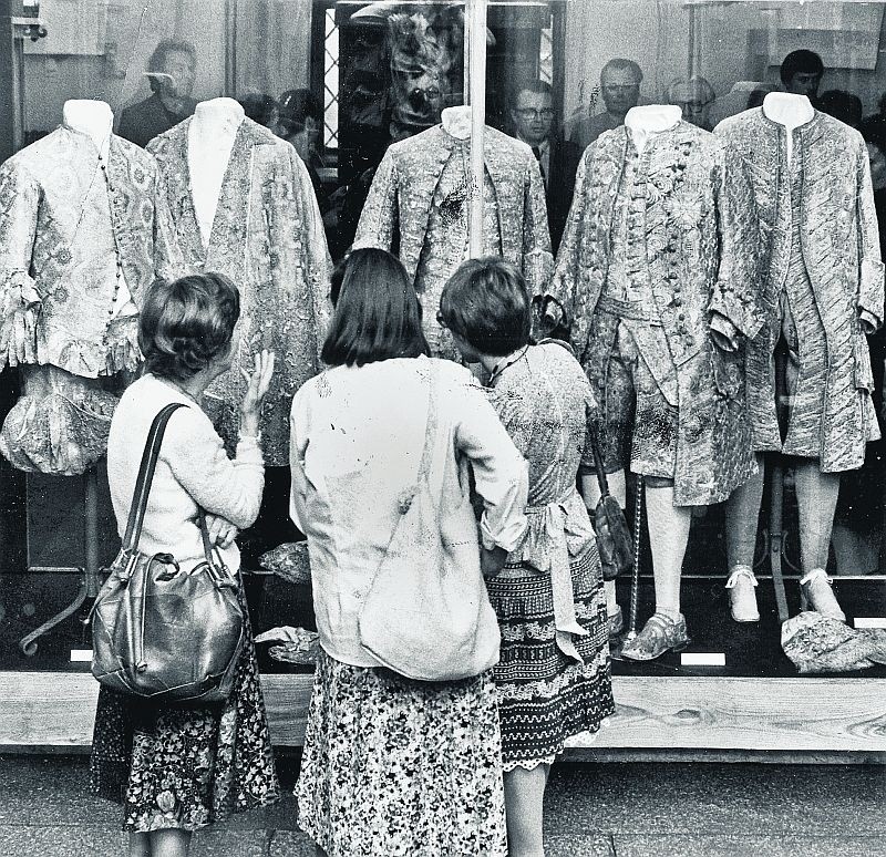 Rok 1980. Wrocławianki przed wystawą... Muzeum...