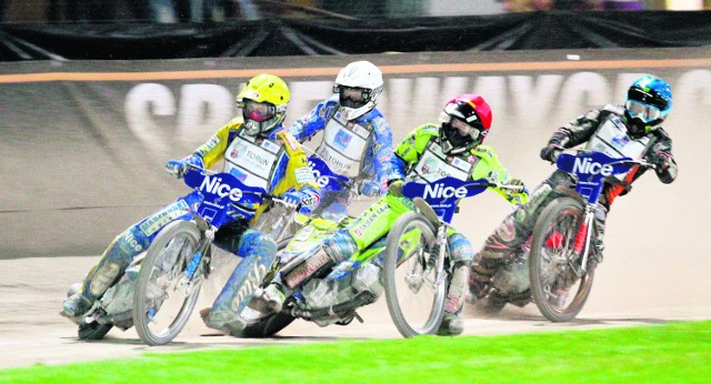 GP 2010. Tomasz Gollob (żółty kask) przed Kennethem Bjerre (czerwony). Tai Woffinden (niebieski) płacił wtedy frycowe