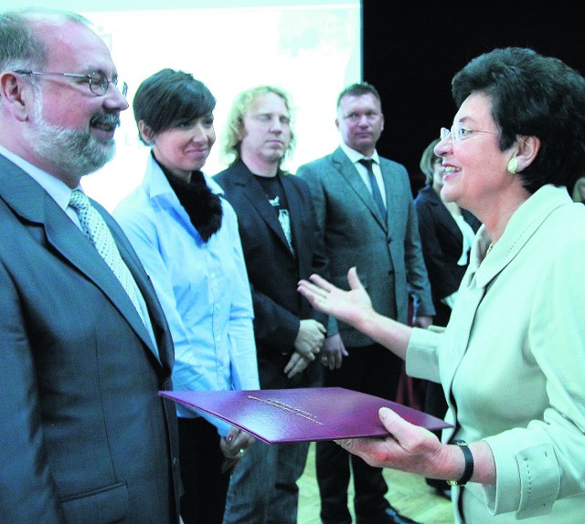 Nagrodzeni nauczyciele odbierają po 1.800 zł