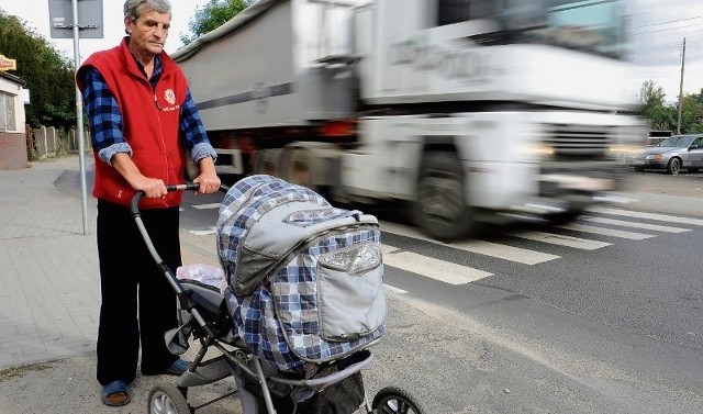 Jerzy Gacek wskazuje, że najgorzej jest między godz. 15 i 16. Tiry wtedy jadą  jeden za drugim