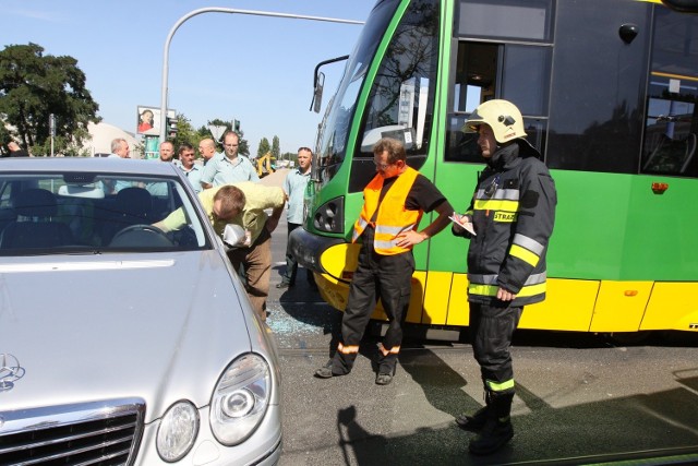 Do kolizji samochodu z tramwaje linii nr 3 doszło o godzinie 16.55, na skrzyżowaniu Al. Marcinkowskiego z ulicą Podgórną.