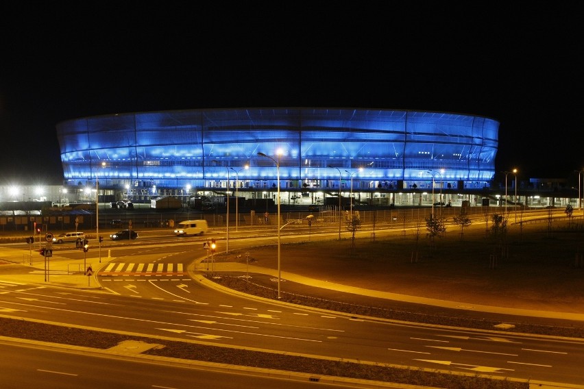 Stadion cały podświetlony. Nie wszystkim się podobało...