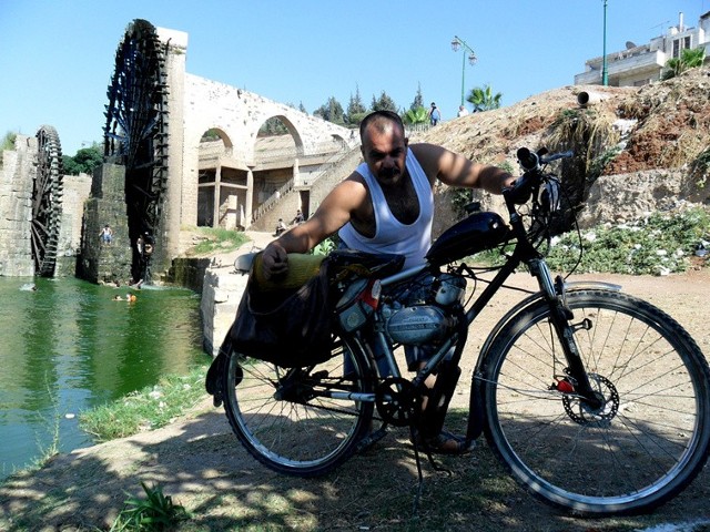 Amier, by żyć łatwiej, przerobił rower na motor