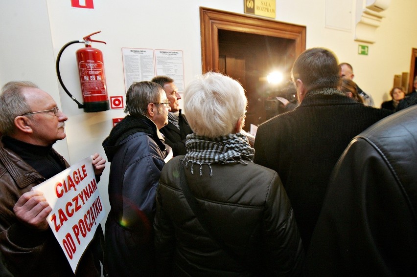 Wrocław: Protest pracowników LG przed salą sądową (ZDJĘCIA)