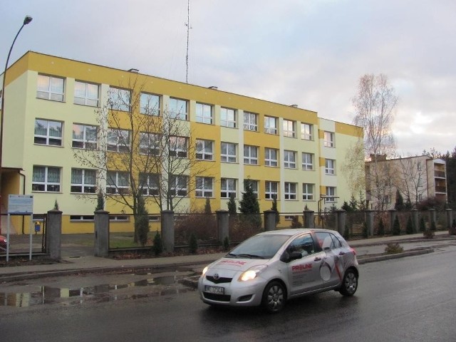 Przedszkole w Brzezinach mieści się w pobliżu lasu i przy ruchliwej trasie.