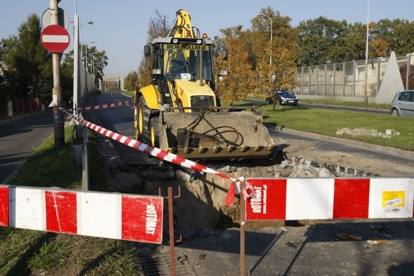 Wielka dziura na Kochanowskiego. Utrudnienia aż do wtorku (ZDJĘCIA)