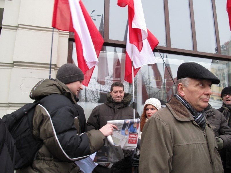 Poznań: Pikiety w sprawie słów Ewy Wójciak o papieżu. Jedni &quot;przeciw&quot;, drudzy &quot;za&quot; [ZDJĘCIA] 