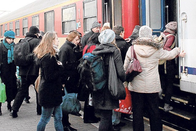 Podróżni, dojeżdżający z Łodzi do Warszawy, walczą o zwiększenie liczby wagonów w pociągu "Łodzianin".