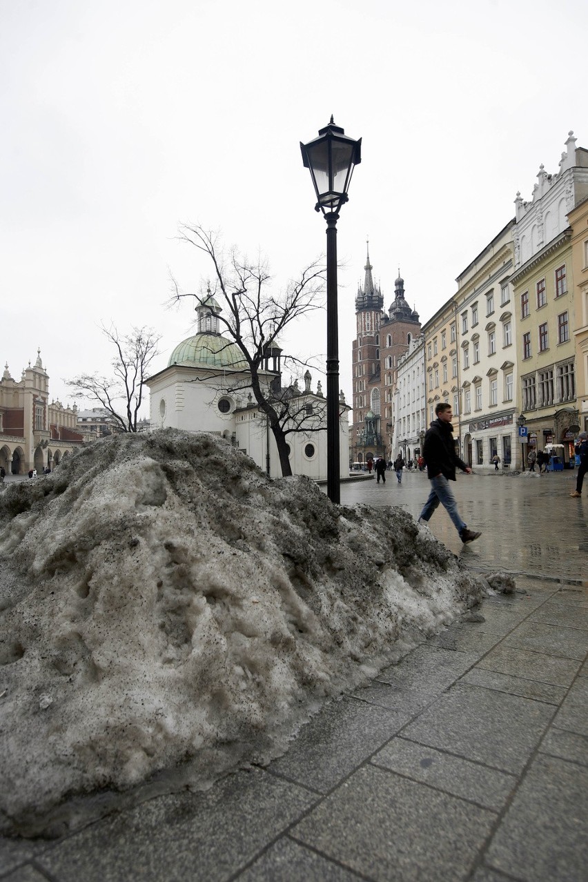 Odwilż w Krakowie, a na Rynku Głównym hałdy śniegu [ZDJĘCIA]