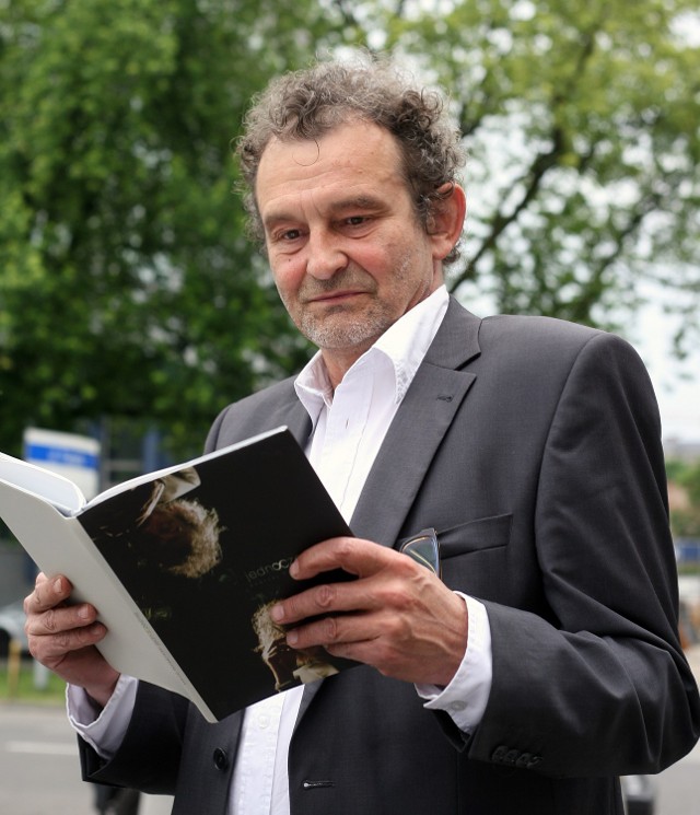 "Jednocześnie" - najnowszy tomik swojej poezji promował w poniedziałek w Łódzkim Domu Kultury Andrzej Poniedzielski.