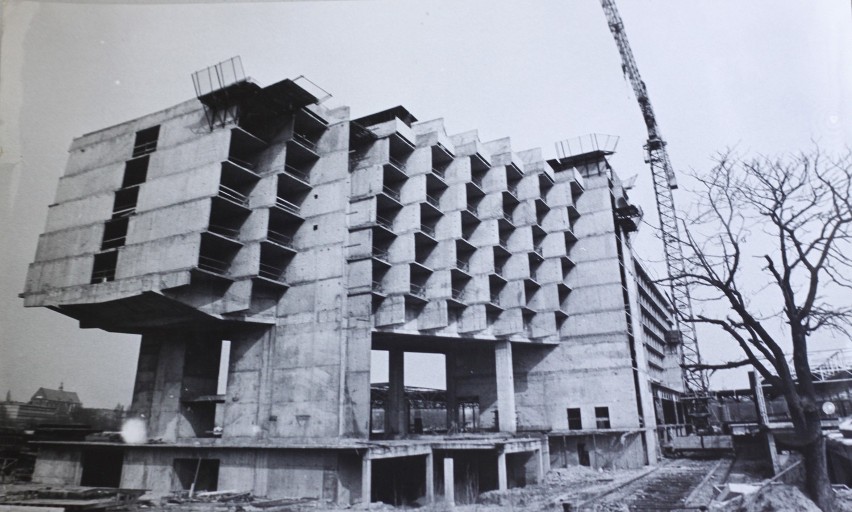Budowa hotelu Forum, 1979 r. Hotel posiadał m.in., drzwi na...