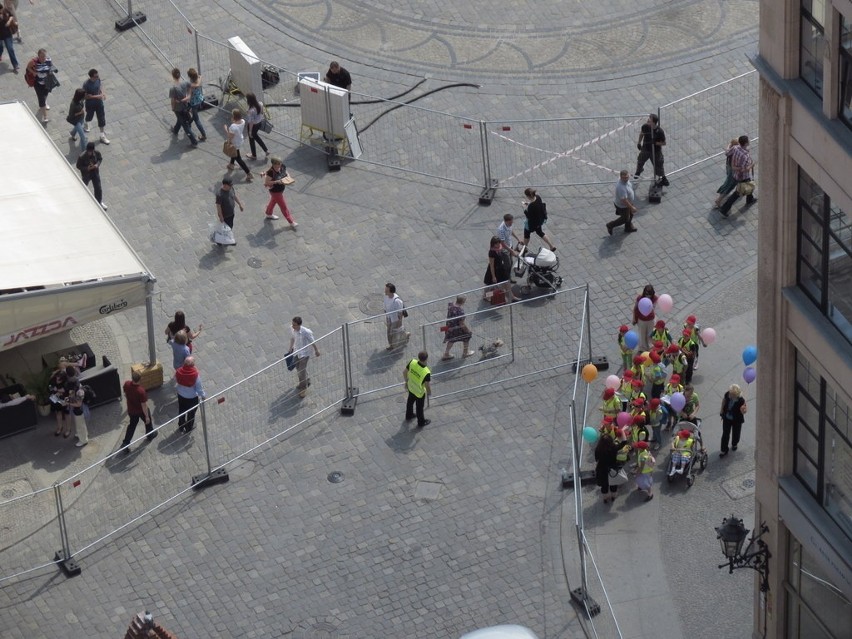 Budują strefę kibica. Otaczają Rynek płotem (ZDJĘCIA)