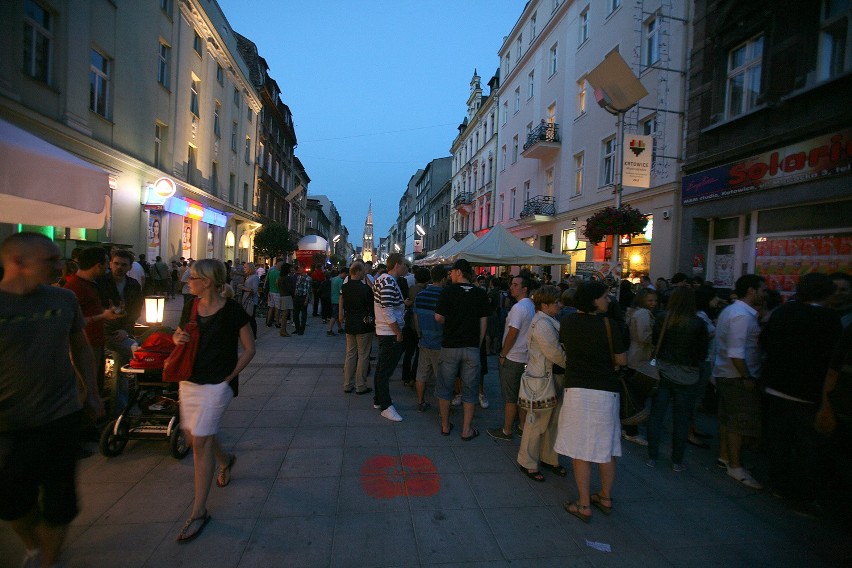 Neon na Mariackiej w Katowicach już świeci! [ZDJĘCIA]