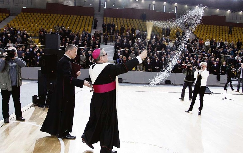 Arcybiskup Sławoj Leszek Głódź poświęcił wnętrze nowej hali.