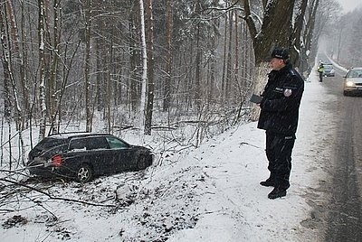 Na drogach ślisko i łatwo o wypadek. Bytomianin zjechał ze skarpy [ZDJĘCIA]