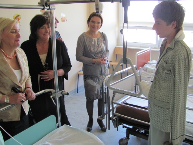 Anna Komorowska i minister Ewa Kopacz podczas wizyty w kaliskim szpitalu