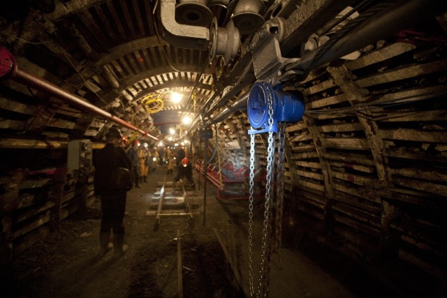 Przyszli górnicy wczoraj zjechali 370 metrów pod ziemię w kopalni "Wujek". Wzięli udział w czwartej edycji konkursu na temat bezpiecznej pracy w kopalniach.