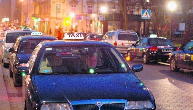 Taksówki mogą stać po obu stronach ulicy Siennej tylko w nocy, w godz. 22.00 - 5.00