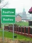 Dwujęzyczne tablice z nazwami miejscowości mają podobno świadczyć o eksponowaniu niemieckiego stylu
